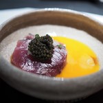 エクアトゥール - 炙り戻りガツオ　キャビア　エシャロット　スモークした卵黄とフォン・ド・ボーのソース