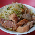 ラーメン二郎 - ブタを取出してカシャ！