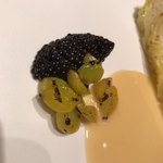 COOK JAPAN PROJECT - 蟻を拡大。塩漬けにしてあるので頭、胴体、触角や足がバラバラになってます。隣のキャビアと間違えそうです。