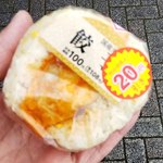 ローソンストア100 - 料理写真:なんとヤツはチリソースを纏う最終手段に出たのです!