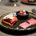 USHIGORO S. NISHIAZABU - タン昆布〆 松茸とザブトンの炙り握り いぶりがっことクリームチーズのタルタル