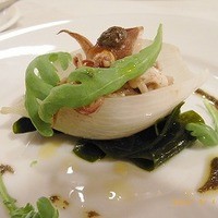 E.Bu.Ri.Ko - 新ワカメのソテー、新玉ねぎのロースト、ヤリイカとホタルイカを黒オリーブとアンチョビとケッパーであえたものに春菊のベビーリーフを散らして