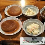 からんころん - モツ煮、ポテサラ、煮込み大根、漬物(お通し)