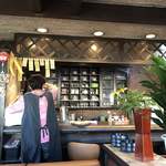 アリス - 年季の入ったカウンターと癒し系お母さん