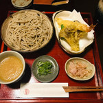 Urushiya - 
                        私はおろしそばの天ぷら盛合せセット（田舎風）にしました
                        名代の方は麺に抹茶が練り込まれていて、辛み大根のだしに麺をつけて食べるスタイルだそうです
                        