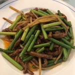 四川厨房 随苑 - ニンニクの芽と牛肉の炒め