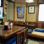 支那そば 佐川 - テーブル席と小上がり