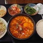 韓国の家 - スン豆腐チゲ定食(税込880円)
