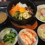 韓国の家 - 石焼ビビンバ定食(税込880円)