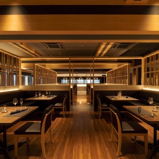 ゆったりとスペースを確保したテーブル席。