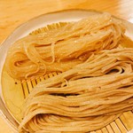 石臼挽き手打 蕎楽亭 - むぎめおと（奥ひやむぎ、手前蕎麦）