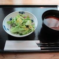 肉寿司 肉和食 KINTAN コレド室町 - ランチのサラダと味噌汁