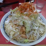 ラーメン二郎 - いつもより標高があるのは、豚のせいではなく野菜があるからです。。とほほ