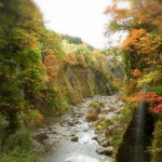 栗駒フーズ 工場直売店 - コチラから車で1，2分の小安峡。滝が大小4つ、紅葉も見頃でした。