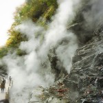 栗駒フーズ - 小安峡②絶壁の岩間から独特な匂いの蒸気が噴出してます