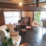 BENCH - 二階席。雰囲気あります。