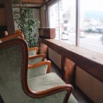 BENCH - 二階席、窓際。