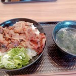 カルビ丼とスン豆腐専門店 韓丼 - カルビ丼＋わかめスープ　600円