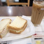 Dotoru Kohi Shoppu - モーニングB（スモークチキンと半熟たまご：398円）、ドリンクが付きますので「アイスコーヒー」を。