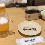 大阪新世界元祖串かつ だるま - ［2018年12月］キャベツでビール飲んでます。