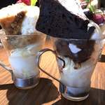 マーゴ - 左はバナナとクルミのケーキのパフェ。
右はガトーショコラのパフェ。
個人的にはチーズケーキのパフェが通常パフェメニューの中で一番オススメです。どのパフェもケーキはぎっしりでバニラアイスは共通です。