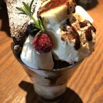 マーゴ - ガトーショコラのパフェ。ここのパフェメニューはどれもパフェも上に乗っているケーキがグラスの中にもぎっしり詰まっています。やっぱしパフェに入っているバニラアイスはとても美味しいのでオススメです。