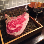 Akamiya COWSI - まずお肉をオーダーし、40分ほど焼き待ち。その間、一品料理やお酒を楽しんだり。