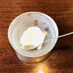 マレーシア ボレ - タピオカとマンゴープリンが選べる。ぷるんぷるんもちもちの弾力で程よい甘さのマンゴープリン。辛さもリセット。ここまで付いて950円は安い。