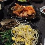 炭火焼肉屋台 たじま屋 - ナムルとキムチ各盛り合わせ