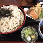 麺処びわ - 野菜天ぷら付きの冷たいうどんです。