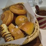 ハートブレッド アンティーク - ビュッフェのパンとコーヒー