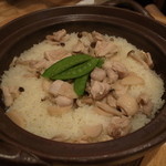 まごわやさしい - 鶏ときのこの土鍋炊き込み・バター風味