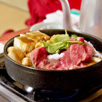 すき焼き キムラ - これは一人用鍋。
      これを食べ終わって再度1人前を煮始める。
      南部鉄にネギの香りが素晴らしい。