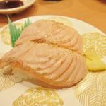 京寿司 - 炙り寿司はもう一品、サーモンの炙りです。
            