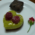 フランス人の店　ボー・スィエル - 木苺とピスタチオのデュオとチョコレート