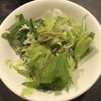 紅花別館 - サラダ、普通サイズで美味しめ。