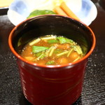 おたぎ - なめこと三つ葉の赤出汁