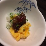 炭火焼肉屋台 たじま屋 - ご飯に大き目のぼっかけとふわふわ玉子