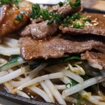 十勝ハーブ牛焼肉 MONMOM - ホルモン焼肉鉄板定食(焼肉側)