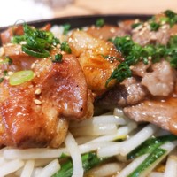 十勝ハーブ牛焼肉 MONMOM - ホルモン焼肉鉄板定食(ホルモン側)