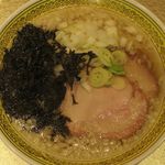 RAMEN RS 改 - 背脂中華そば塩＋のり玉のアップ