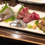 金町製麺 - お刺身の盛り合わせと鯵とトビウオのなめろう