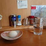 ラーメン薫薫 - 最初の一個は無料のゆで卵です。
