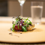 薫 HIROO - 徳島県産のどぐろ 鹿のカルパッチョ、 水牛ののモッツァレラチーズ、 宮崎県のミニトマト、 イタリアの25年熟成のバルサミコ酢