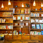 Spice＆Cafe FamFam  - 本棚