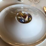 トゥールダルジャン 東京 - 前菜「北寄貝のマリニエール カリフラワーと根菜のサラダ仕立て」