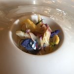 トゥールダルジャン 東京 - 前菜「北寄貝のマリニエール カリフラワーと根菜のサラダ仕立て」