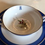 トゥールダルジャン - スープ 「琥珀色に輝く幼鴨のコンソメスープ」、ここにスープを注いでいただきます。