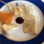 トゥールダルジャン - チーズ。スプーンに載ったものから時計回りに、モンドール、プティアグール、モンテシュール、ブルー ド ブレス、カマンベール、ミモレット（24ヶ月熟成）。