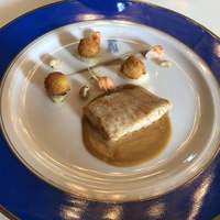 トゥールダルジャン 東京 - 魚料理「的鯛のジョワンヴィル風 根セロリとムール貝のクロムスキ」